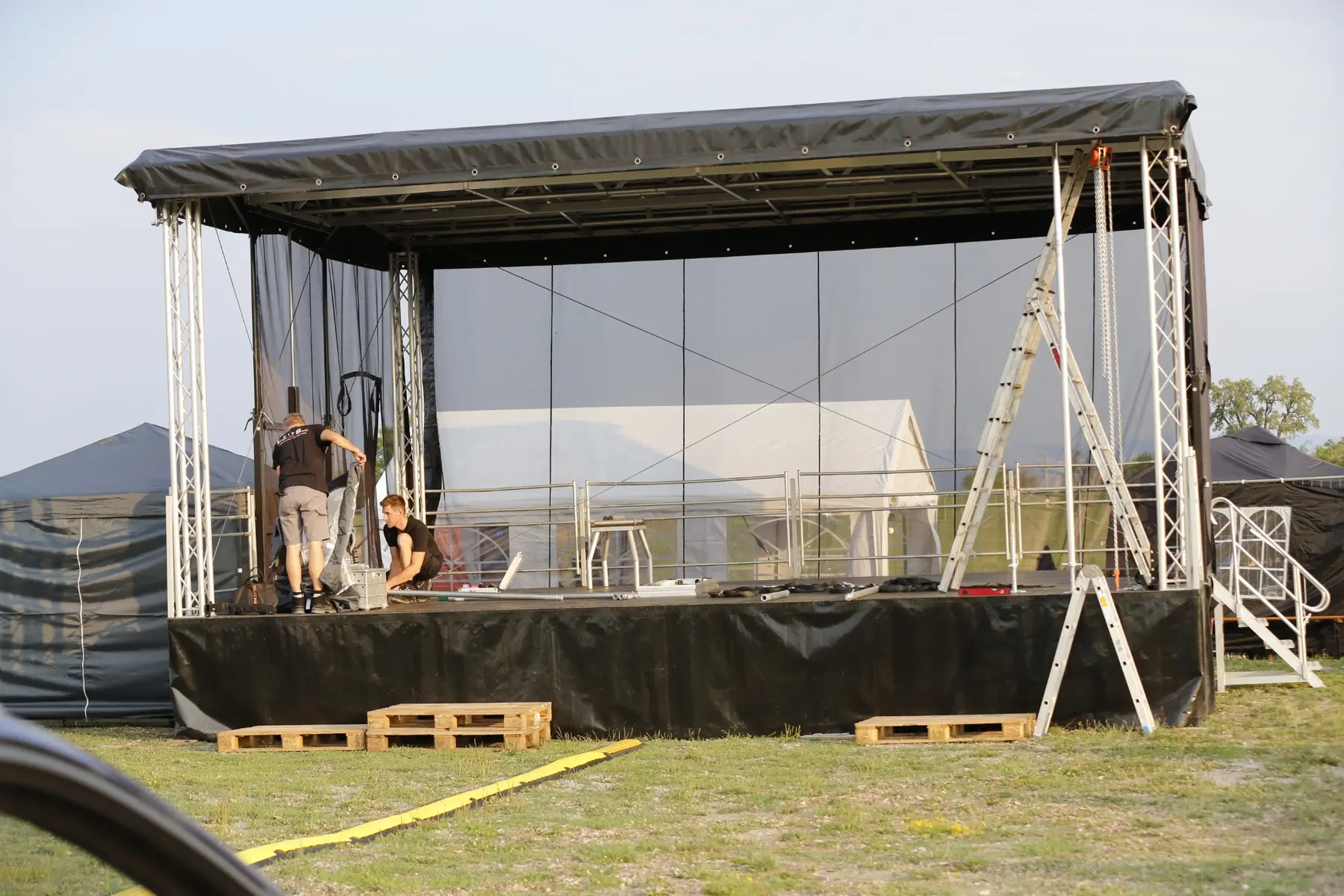 Festivalbühne während des Aufbaus