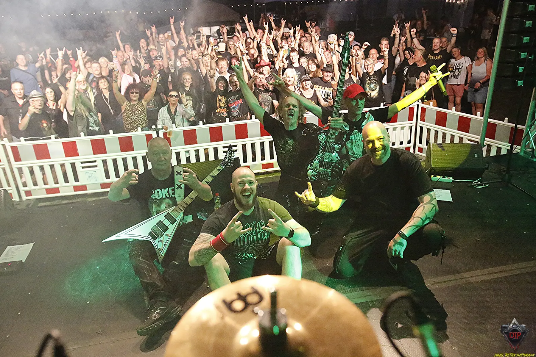 Publikum und Band feiern gemeinsam